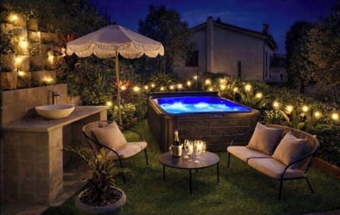 Outdoor spa tub