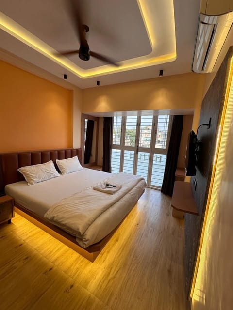Premium Double Room | Down comforters, memory foam beds, desk, laptop workspace