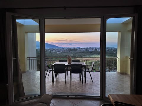 Apartment, 2 Bedrooms, Balcony, Garden View | Dining