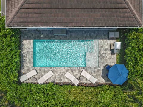 Gulf Breeze - This pool home offers a very private pool area