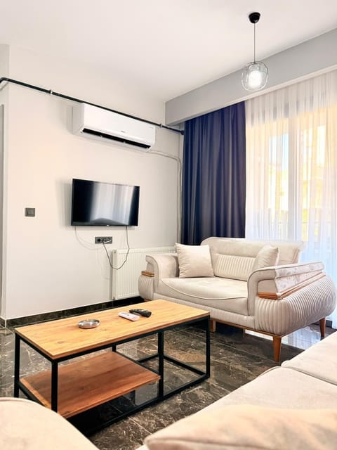 Deluxe Apartment, Balcony, Garden View | Living area