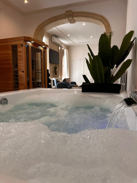 Deluxe Double Room, Balcony, City View | Interior