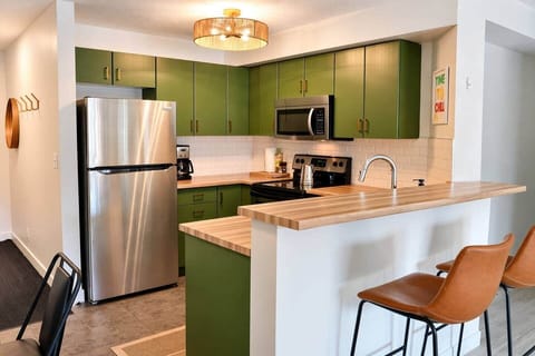 Modern fully equipped kitchen with breakfast bar.