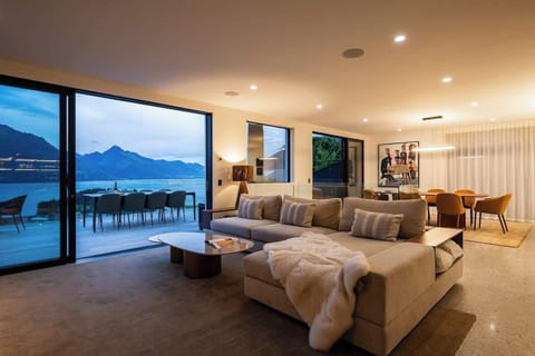 Sophisticated interior styling
The interior combines luxury, modernity, and comfort in perfect harmony. Every detail has been chosen to create a welcoming yet high-end environment.