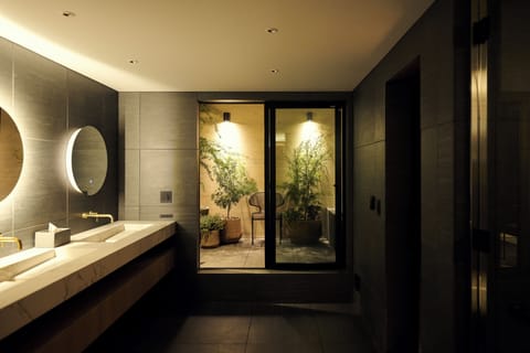 Luxury Villa | Bathroom | Separate tub and shower, free toiletries, hair dryer, slippers