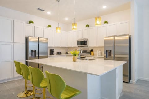 Full-size fridge, microwave, oven, toaster