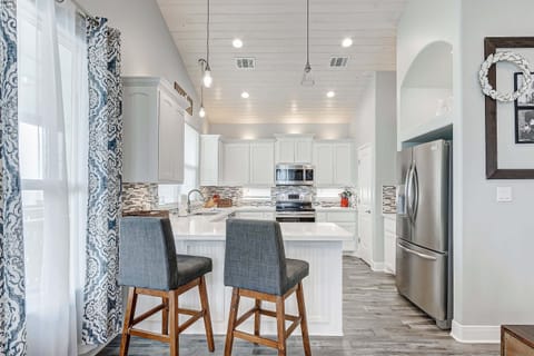 House, 4 Bedrooms | Private kitchen | Fridge, oven, coffee/tea maker, toaster