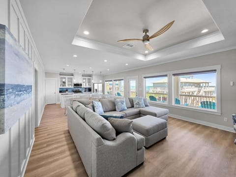 House, 5 Bedrooms | Living area