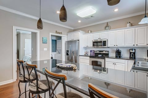 House, 2 Bedrooms | Private kitchen | Fridge, oven, coffee/tea maker, toaster