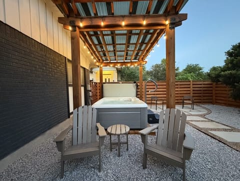 Hot tub under the pergola
