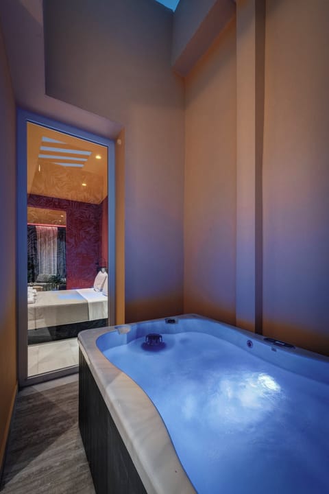Honeymoon Suite | Interior