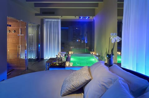 Suite (Private, Spa) | Minibar, in-room safe, desk, laptop workspace