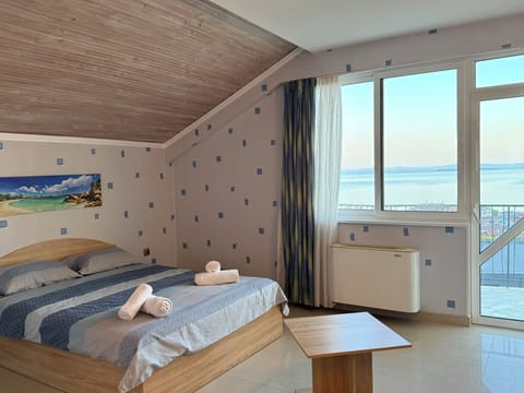 Room, Balcony, Ocean View | Desk, laptop workspace, iron/ironing board, free WiFi