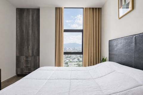 Business Suite, City View | Desk, laptop workspace, iron/ironing board, WiFi (free)