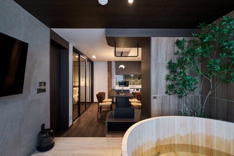 Signature Suite Spa Family | Blackout drapes, soundproofing, free WiFi, bed sheets