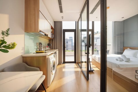 Executive Studio, 1 Queen Bed, Balcony, City View | Desk, WiFi (free)
