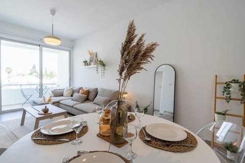 Apartment, 2 Bedrooms, Kitchen, City View | Dining