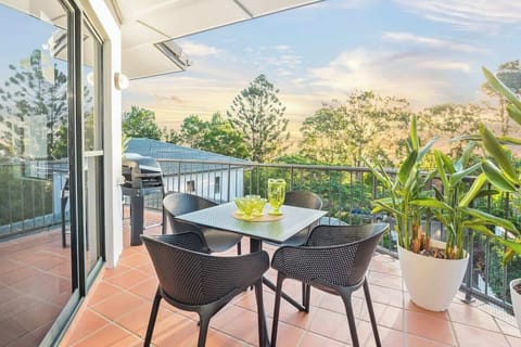 Savour sunrise coffees or sunset BBQs with tranquil treetop views on the main balcony.