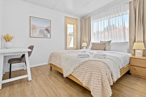 Main bedroom — King bed & desk