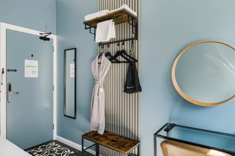Single Room, Shared Bathroom | Interior