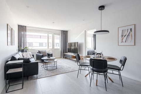 Seamless living. Whether you`re hosting dinner or enjoying a quiet night in, the intuitive layout ensures you’re always part of the conversation.