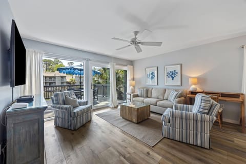 5 Hickory Cove | Bright living room w/ lagoon views - 5 Hickory Cove | Bright living room w/ lagoon views