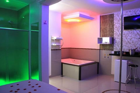 Minibar, soundproofing, free WiFi, wheelchair access