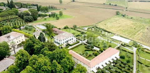 Landscape, Estate, Shrub, Land Lot, Plain, Hedge, Garden, Mansion, Groundcover, Plantation