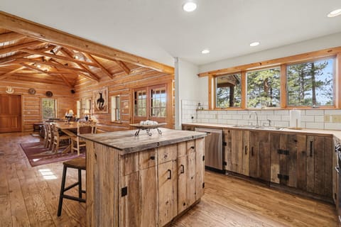 House, 3 Bedrooms | Private kitchen | Coffee/tea maker, fridge, oven, toaster