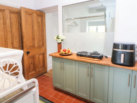 Cookware/dishes/utensils