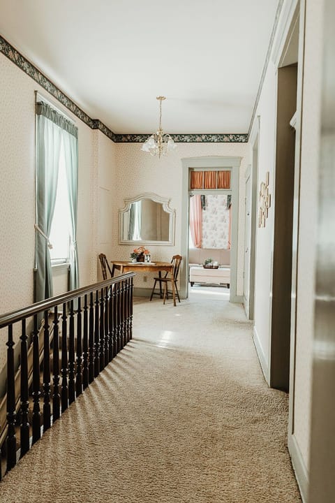 Suite, 1 Queen Bed | Interior