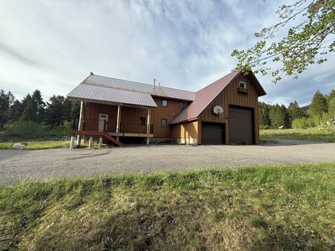 Front of home with paved driveway