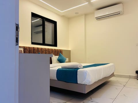 Deluxe Room, 1 King Bed | WiFi (free)
