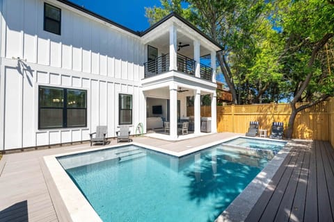 Vacation mode: fully activated 😎 Pool, hot tub, loungers & outdoor seating