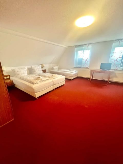 Classic Double Room, Garden View | Desk