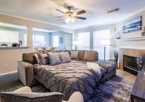 Deluxe House, 5 Bedrooms, Non Smoking, Pets Allowed | Living area
