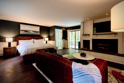 Classic Room, 1 King Bed, Balcony | WiFi (free)