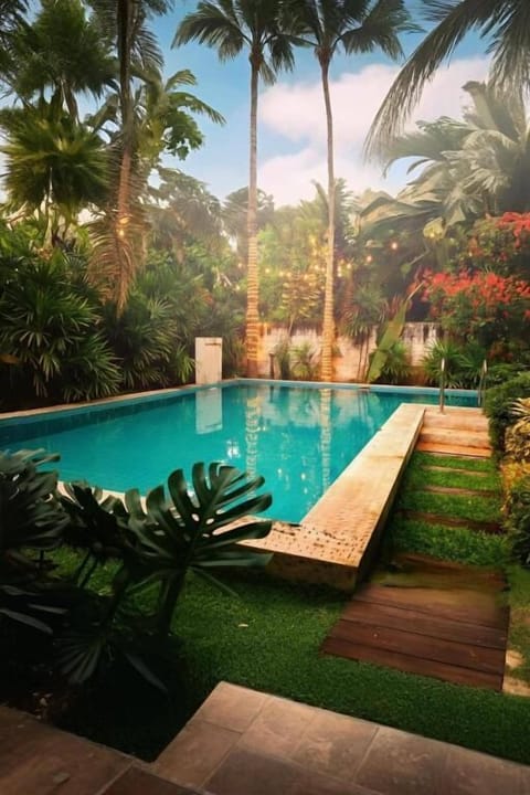 10 outdoor pools