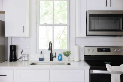 Whether you're preparing breakfast or ordering takeout, you'll feel right at home in this lovely kitchen!