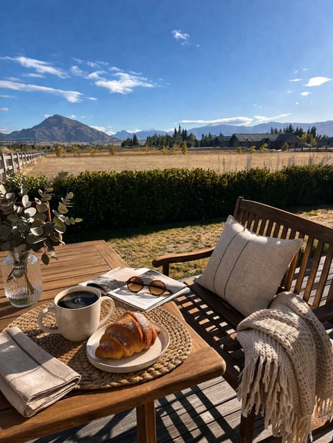 Morning Coffee with mountain Views - pop to Pembroke Patisserie before you arrive just down the road!