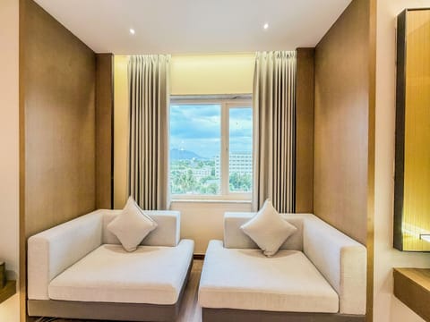 Deluxe King Room City View | Premium bedding, minibar, in-room safe, desk