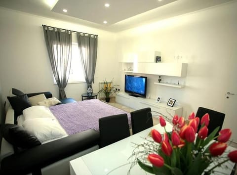 Iron/ironing board, WiFi (free), bed sheets