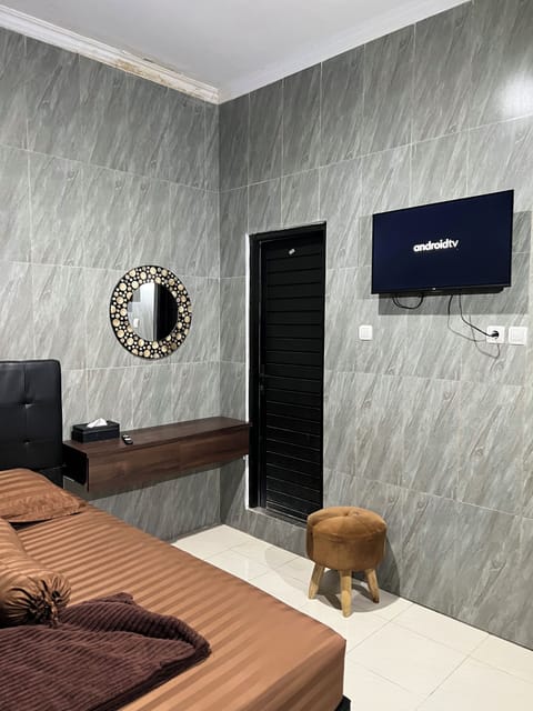 Elite Room, Private Bathroom | Desk, iron/ironing board, free WiFi