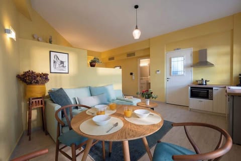 Cozy open-plan dining area with fully equipped kitchenette