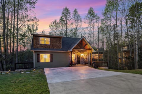 Stunning setting-large yard! 10 min to downtown Gatlinburg.