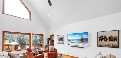 A McCall homebase that feels like your own condo on the golf course (and near downtown and Payette Lake) – not a generic rental.