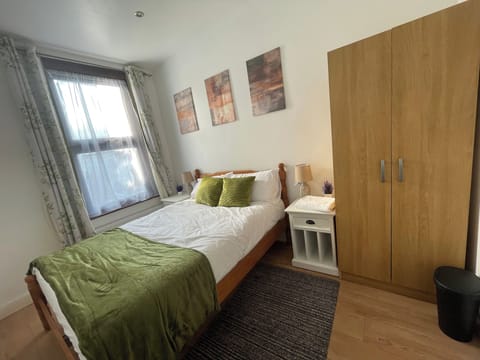 5 bedrooms, WiFi (free), bed sheets