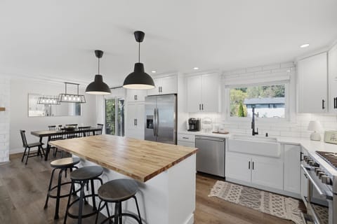 House, 4 Bedrooms | Private kitchen | Coffee/tea maker, fridge, oven, toaster