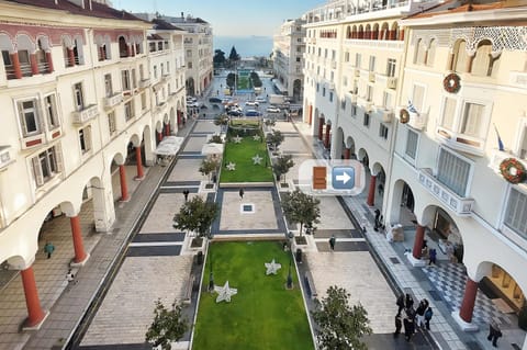 Πλατεία Αριστοτέλους
Μοναδική θέα στην εμβληματική Πλατεία Αριστοτέλους. Κλασική αρχιτεκτονική, πράσινο και αστικός παλμός συνθέτουν το ιδανικό σκηνικό για διαμονή στην καρδιά της Θεσσαλονίκης.