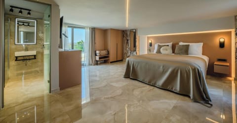 Superior Studio, Pool View B6 | Iron/ironing board, free WiFi, bed sheets